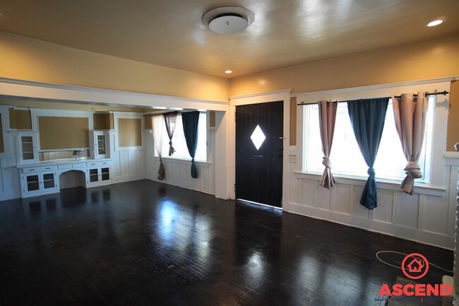 Building Photo - Cute Home MOVE IN SPECIAL Located Downtown!