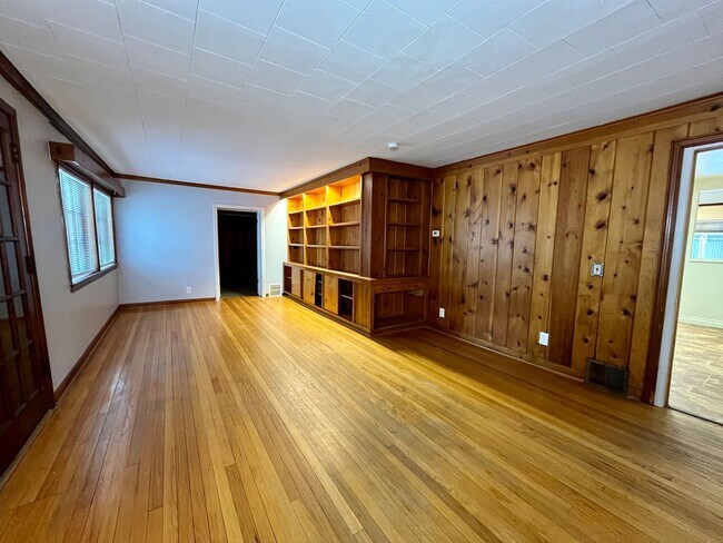 Building Photo - Home downtown on 6th Ave with heat included /
