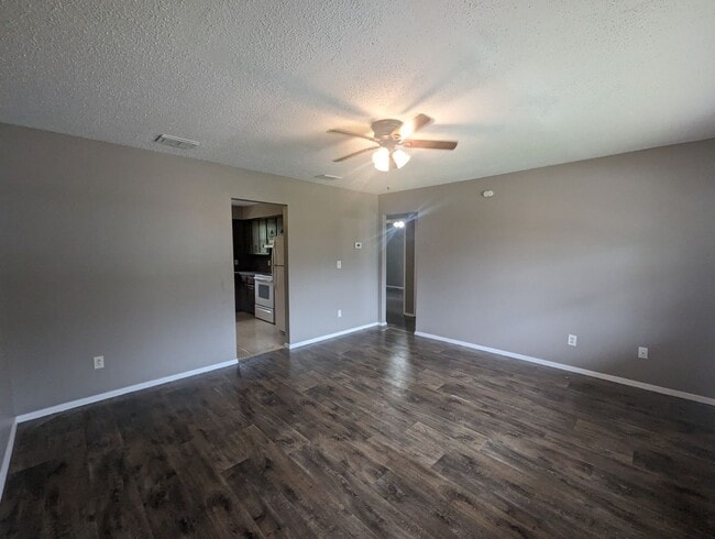 Building Photo - 2 Bedroom/1 Bathroom Duplex Unit in Batesville