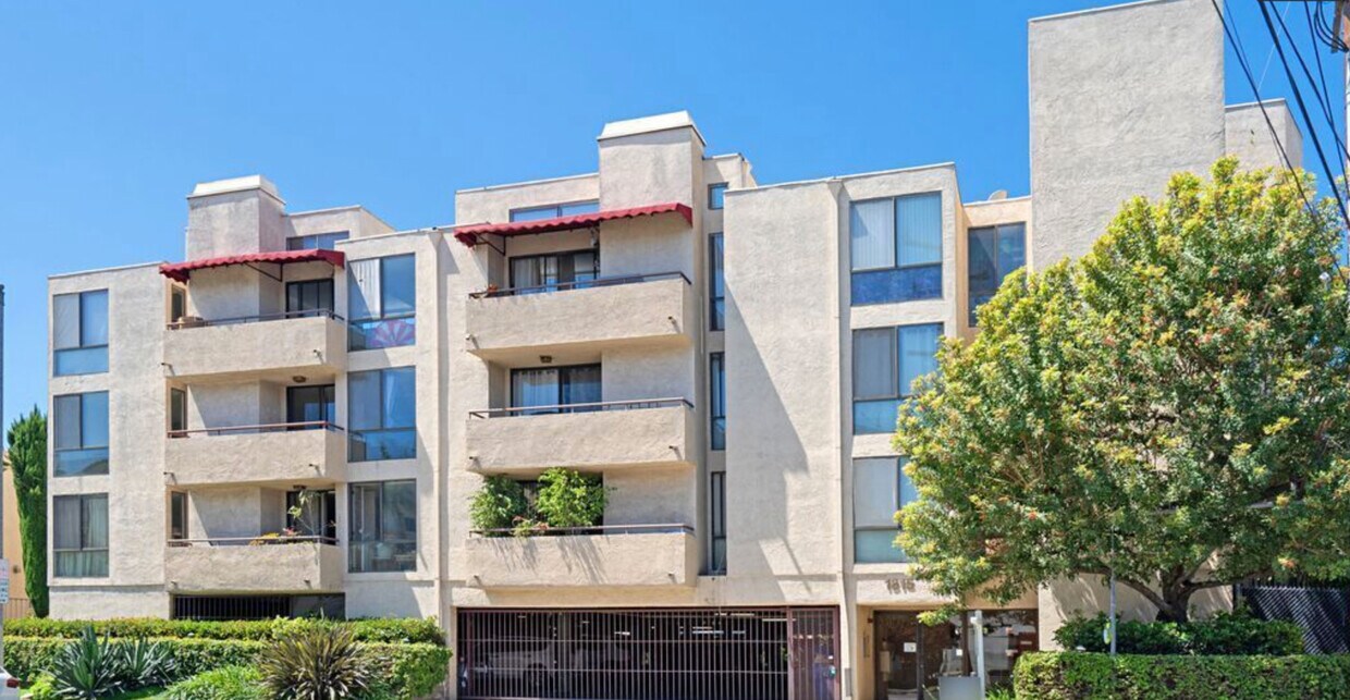 Outside of building - 1815 Glendon Ave