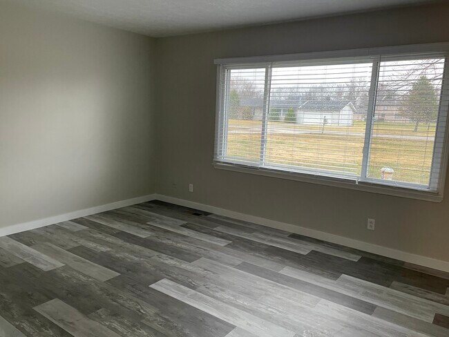 Foto del edificio - 438 Cedar Glen Dr
