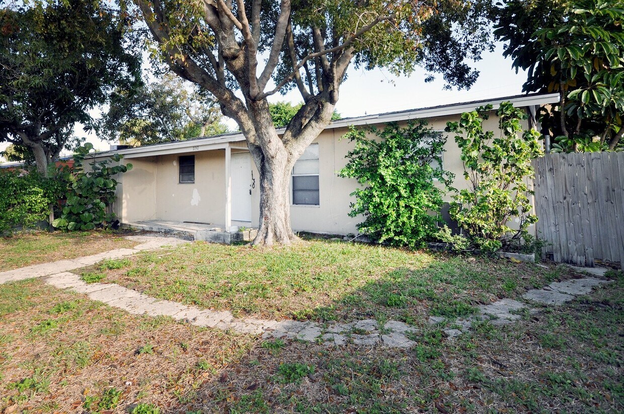 Foto principal - 4 Bed 2.5 Bath Single Family Home for Rent...