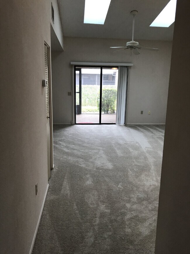 Building Photo - Annual One Bedroom, One Bath Condo Located...