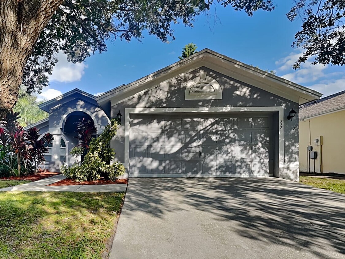 Primary Photo - 717 Sand Ridge Dr