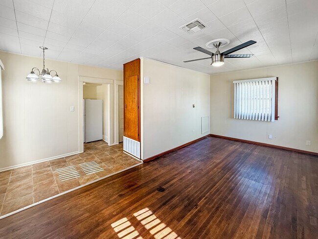 Foto del edificio - Perfectly located 1 Bd/1Ba house with a bo...