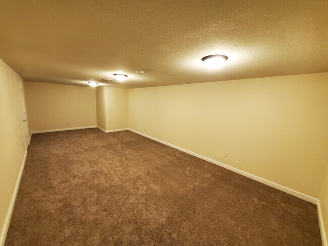 Abajo - 10610 Johnson Cir