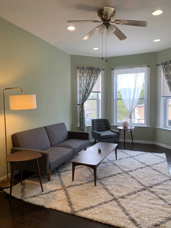 Foto del edificio - 1067 W Argyle St