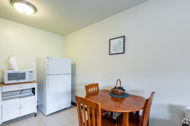 1HAB, 1BA - 510SF - Lake Crest Apartments