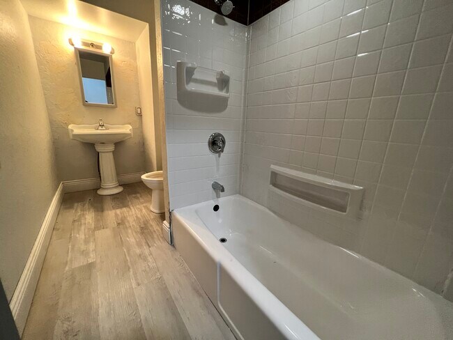 Building Photo - 346 Maple Ter