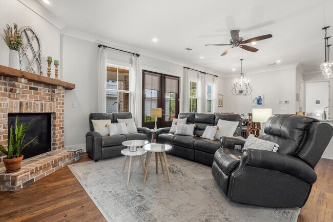 Building Photo - 164 Markham Dr