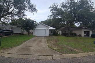 Building Photo - 7720 Lola Cir