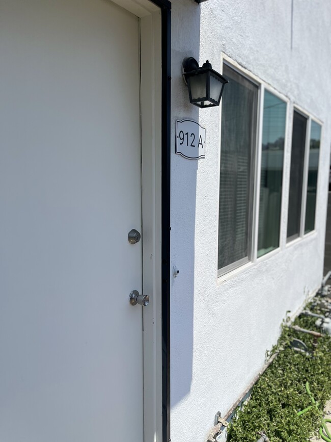 Entrance - 912 N Screenland Dr