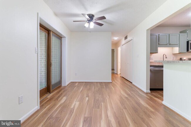 Foto del edificio - 23240 Rosewood Ct