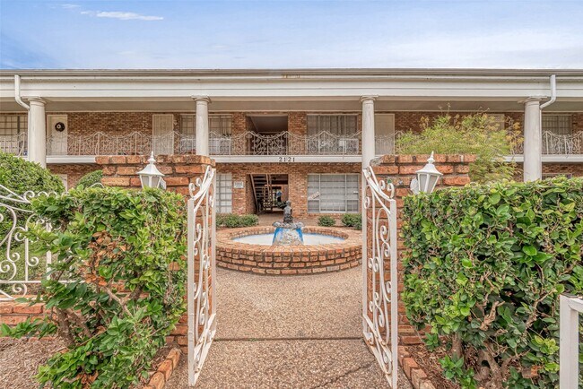 Building Photo - 2201 Fountain View Dr