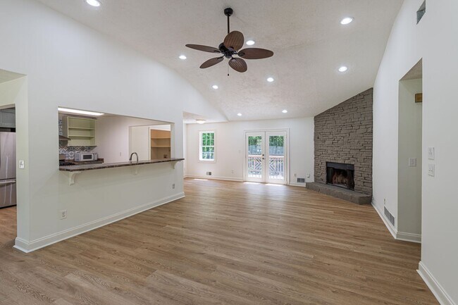 Foto del edificio - 4BR Home on 1 Acre with Finished Basement in Fayetteville