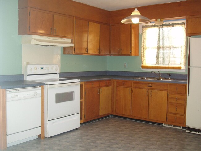 Building Photo - 4 Bedroom, 1 Level Living in Parkwood with...