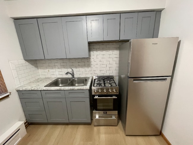 Foto del edificio - 616 Ivy Ave E