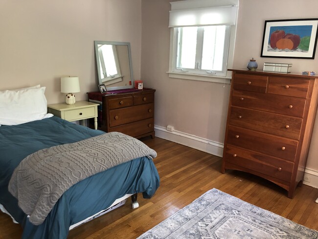 Large bedroom - 3401 W Penn St