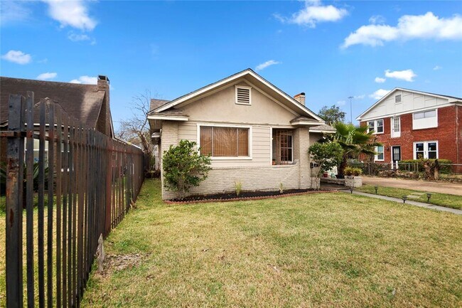Building Photo - 2216 Truxillo St