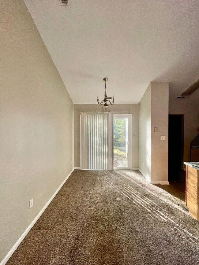Building Photo - This Adorable 2 bedroom 2 bath duplex is l...