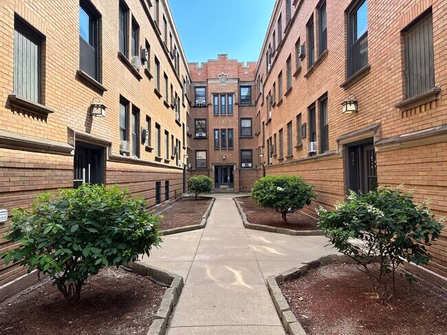 Building Photo - 824 W Cornelia