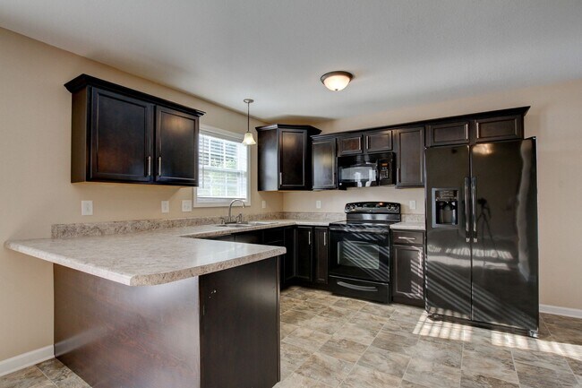 Foto del edificio - Charming Home Open Floor Plan with Spacious Living Room and Breakfast Bar