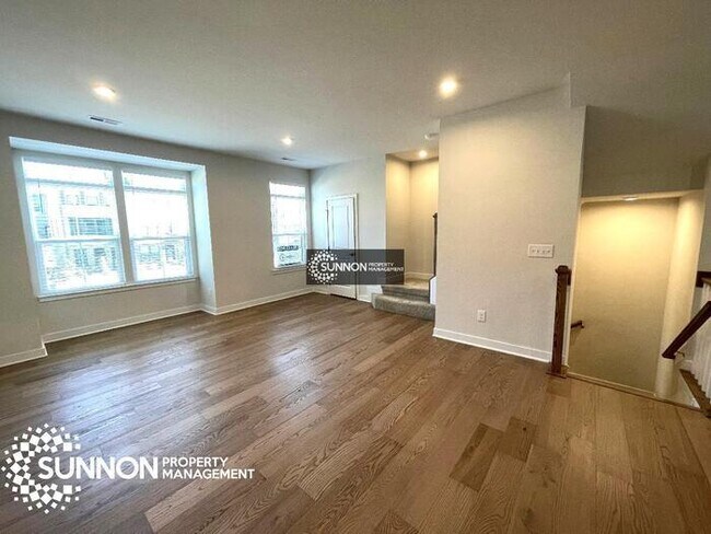 Foto del edificio - Beautiful Tri-Level, 3 Bedroom Townhome in...