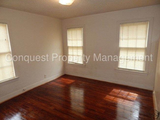 Building Photo - Quaint 1 Bedroom Duplex on Donnybrook