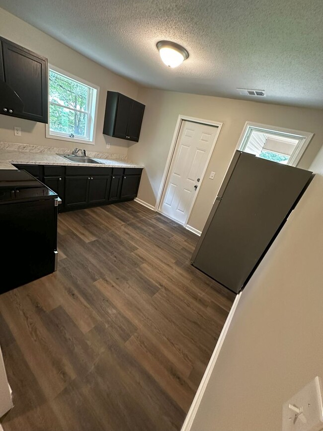 Building Photo - 3 Bedroom 2 Bath Home