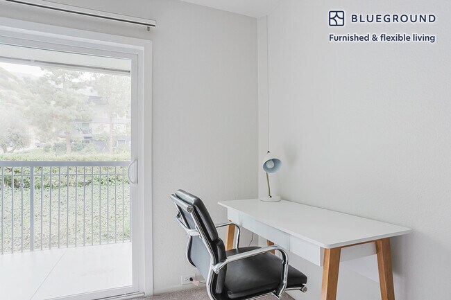 Foto del edificio - 3704 Barham Blvd