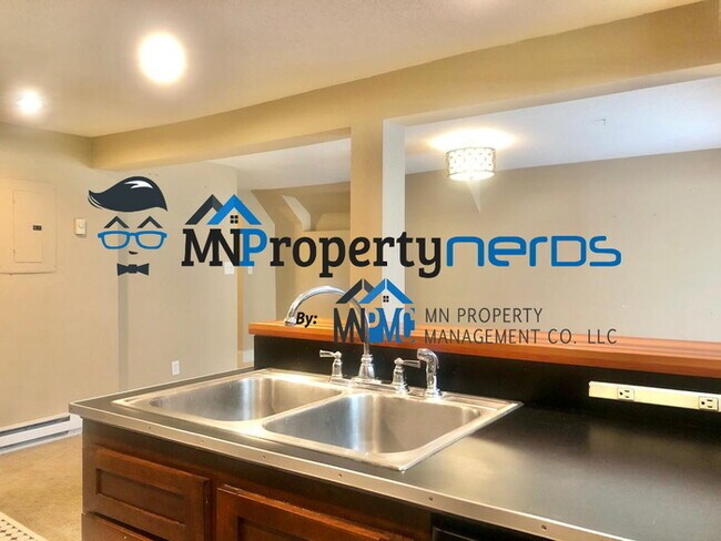 Building Photo - HUGE 1 Bedroom Condo Featuring a Master Su...