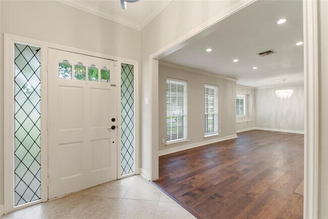 Foto del edificio - 402 Forest Lake Dr