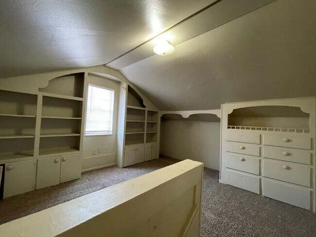 Building Photo - 3 bed 1 bath garage conversion , great are...