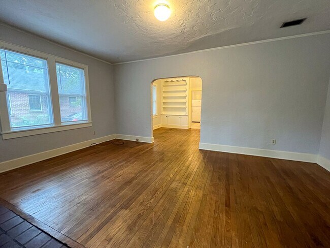 Building Photo - 3/1 House Walking Distance to Campus & Midtown Available Fall 2026!