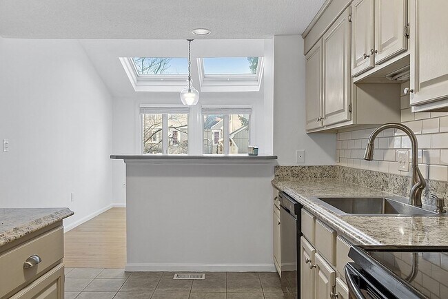 Foto del edificio - 43 Brickett Hill Cir