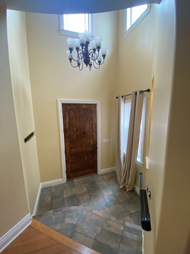 Building Photo - South Redondo - Spacious 4 Bedroom 4.5 Bat...