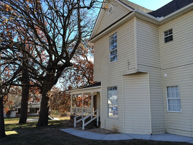 Building Photo - Large Duplex