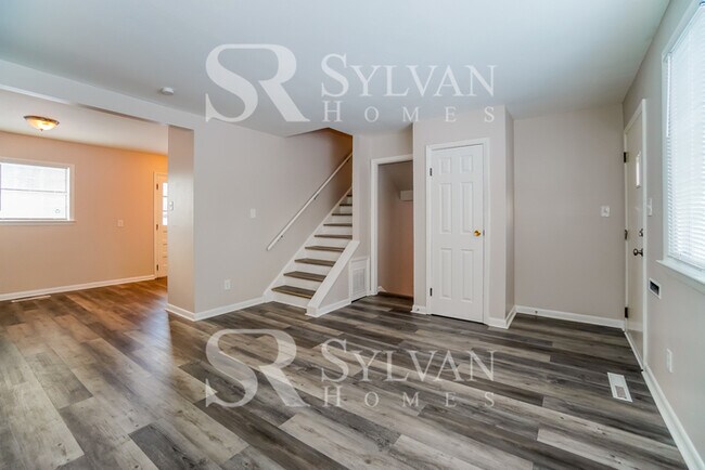 Building Photo - Spacious 4BR 1.5BA Home