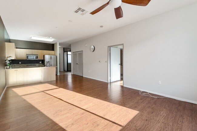 Foto del edificio - Spacious 2 Bedroom, 2 Bathroom Loft in Historic Downtown Anaheim
