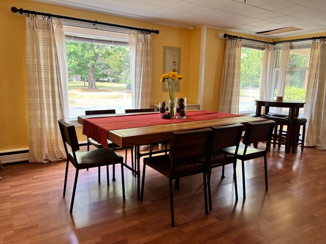 El comedor tiene vistas al parque Elizabeth. - 2123 Park St