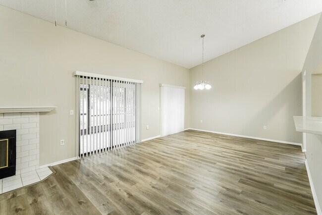 Foto del edificio - 8046 Hathaway Dr