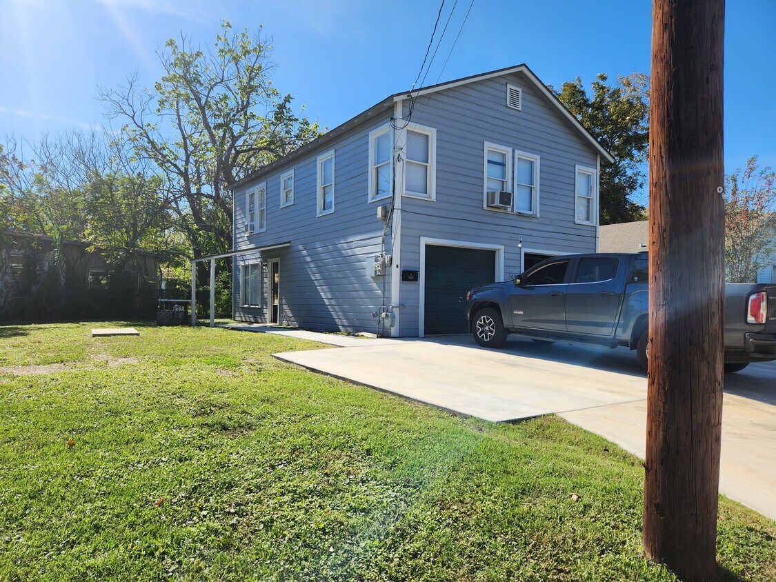 Primary Photo - 305 E Sabine St