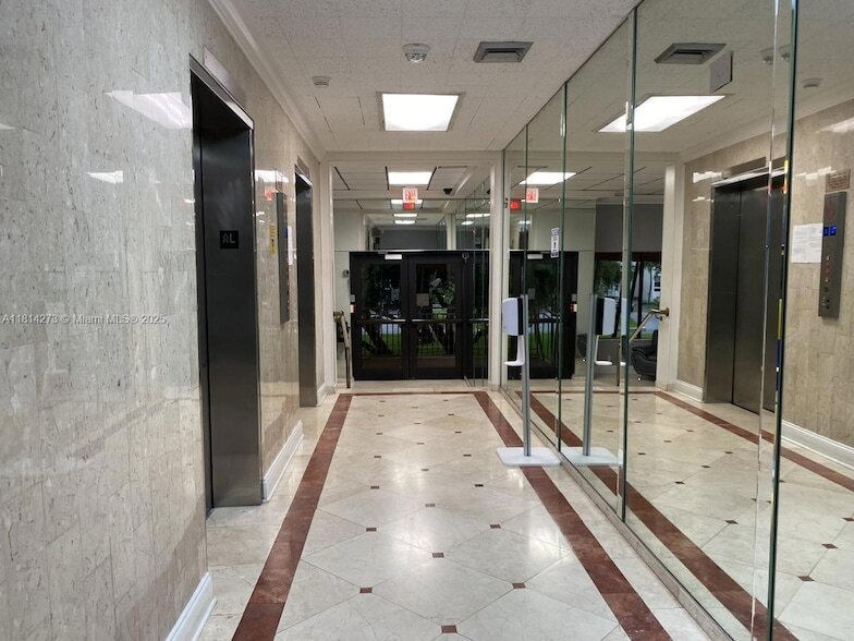 Foto del edificio - 2450 NE 135th St
