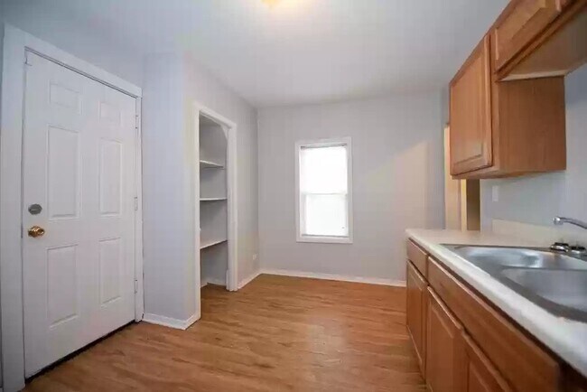Building Photo - 2135 Kemble Avenue, Unit #2