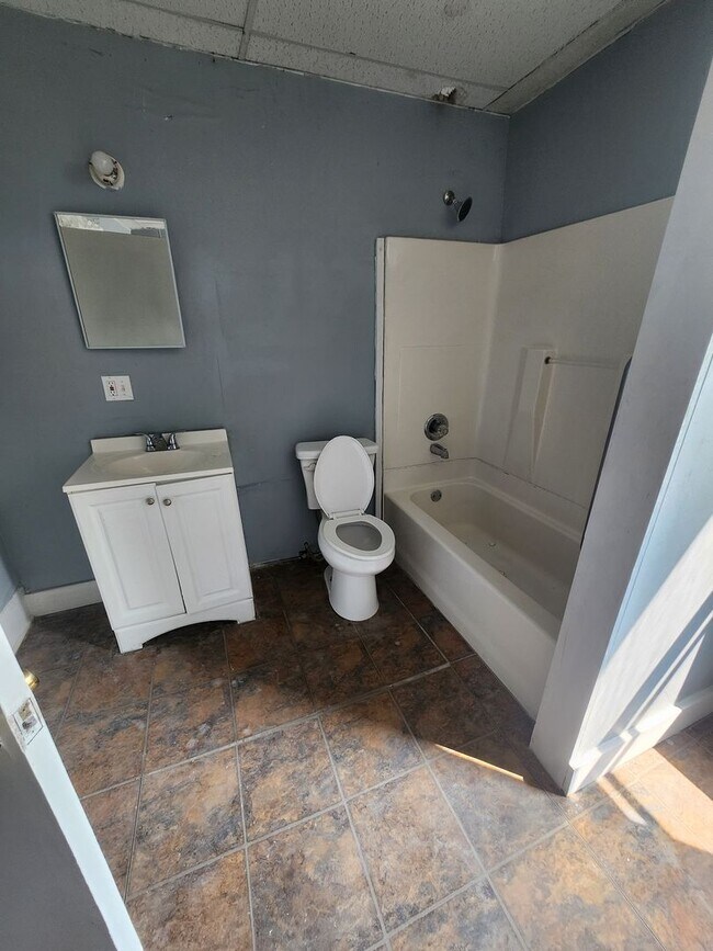 Foto del edificio - Lower2 bedroom unit