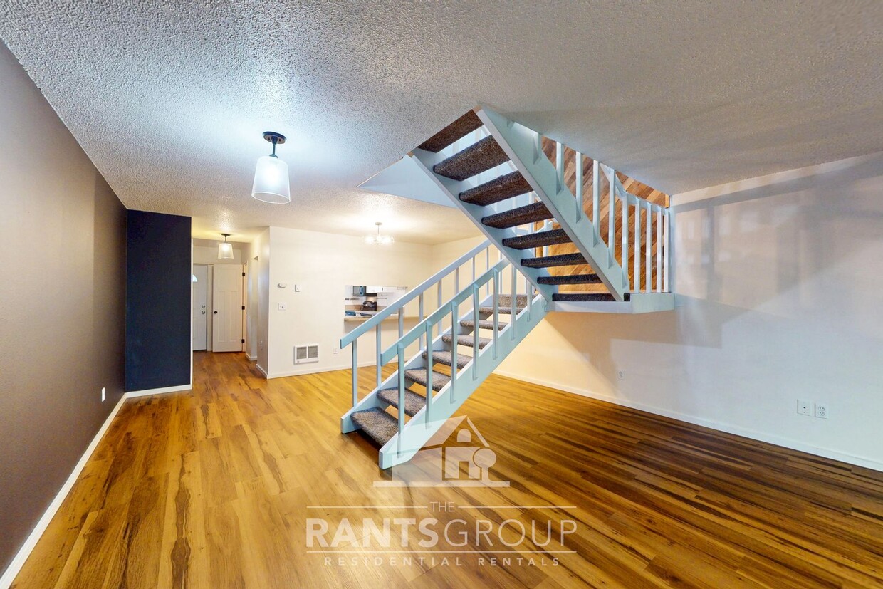 Primary Photo - Lovely and spacious townhouse with a 1-car...