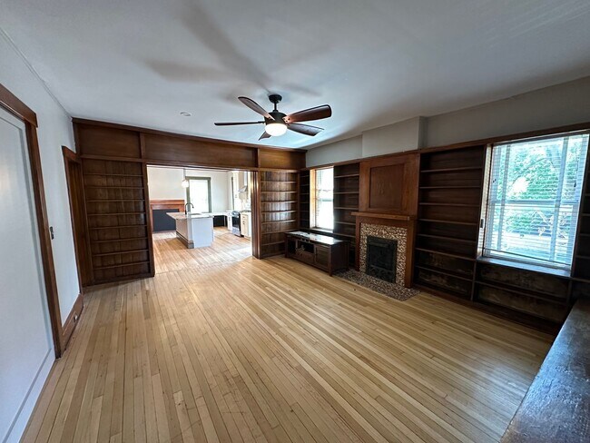 Foto del edificio - 393 W 8th Ave