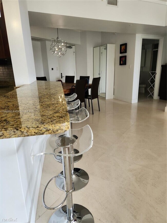 Foto del edificio - 2 br, 2 bath Condo - 19900 E Country Club ...
