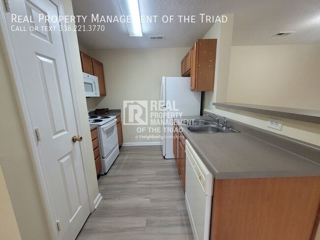 Building Photo - 2BR/2BA 2nd Floor Apartment in Rural Hall!