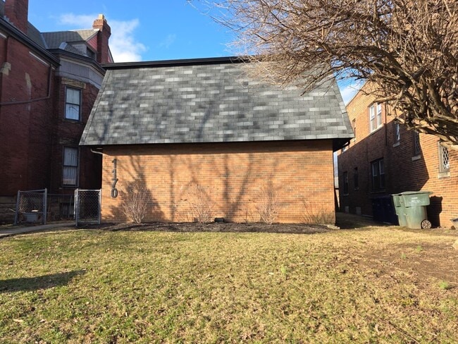 Building Photo - 1170 Bryden Rd